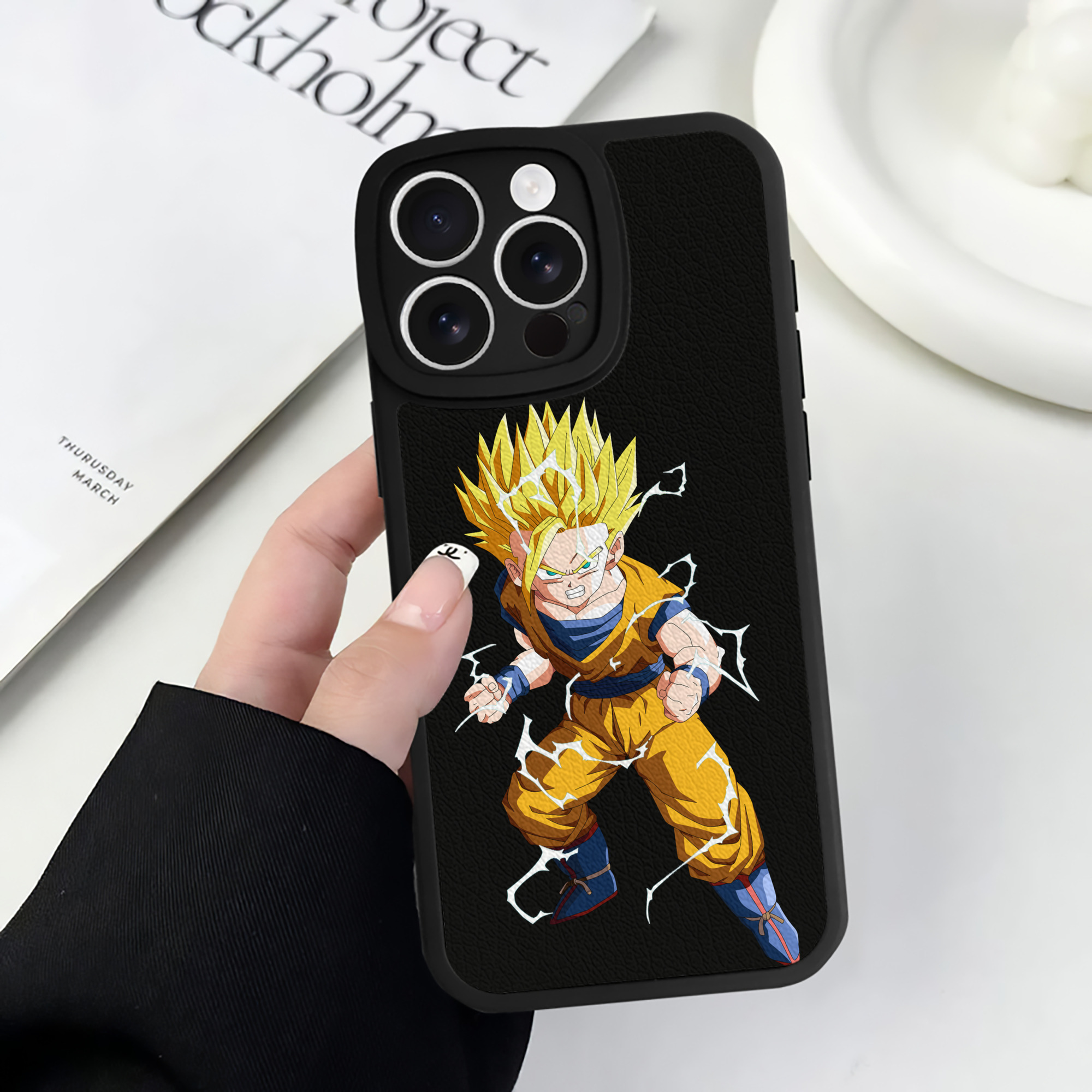 （画像用） ドラゴンボール 孫 悟飯（そんごはん）DRAGON BALL Son Gohan 【iPhone 16シリーズ対応】シリコンスマホケース（レザー調） 材質：シリコン